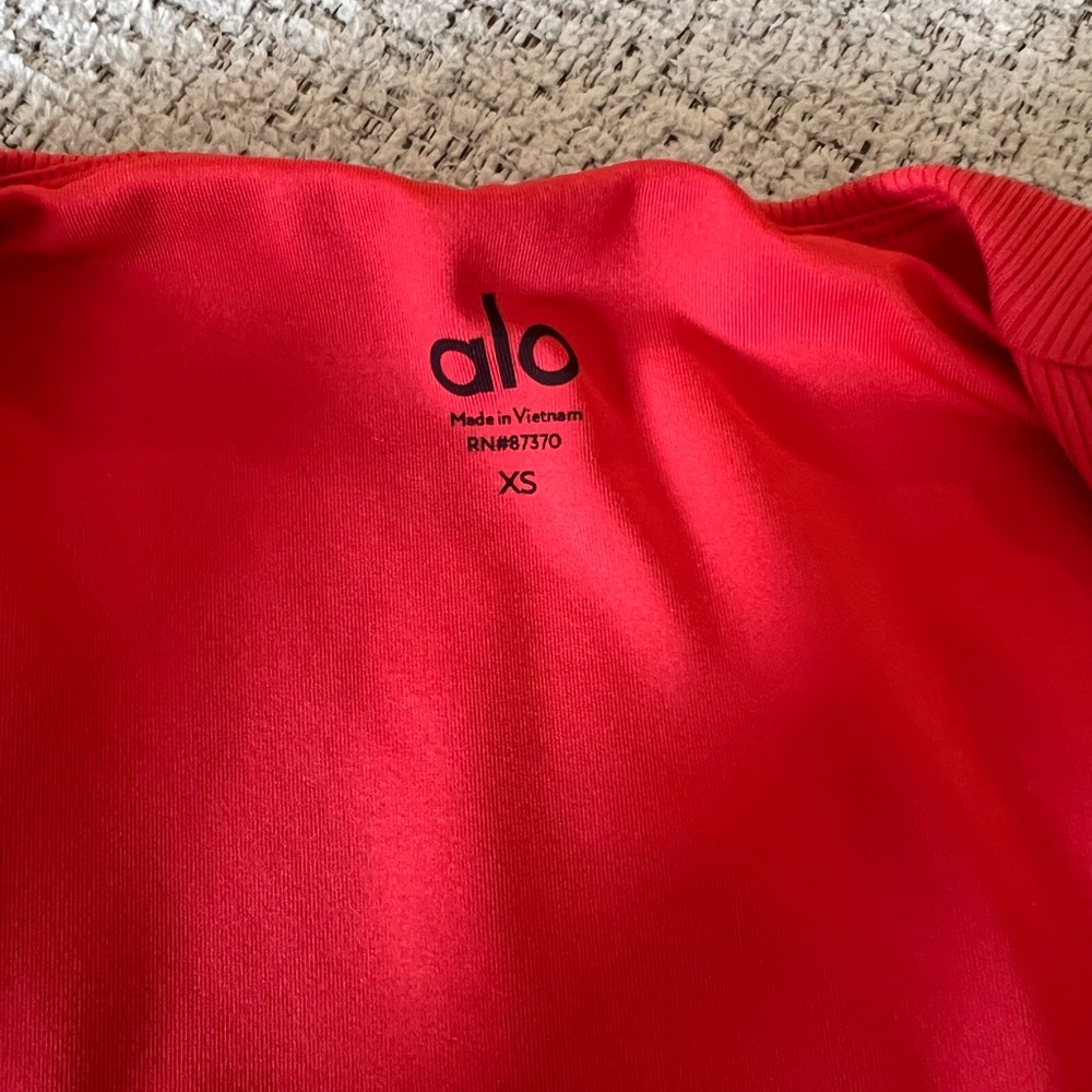 ALO Yoga Women's Red Top - Picture 2 of 3
